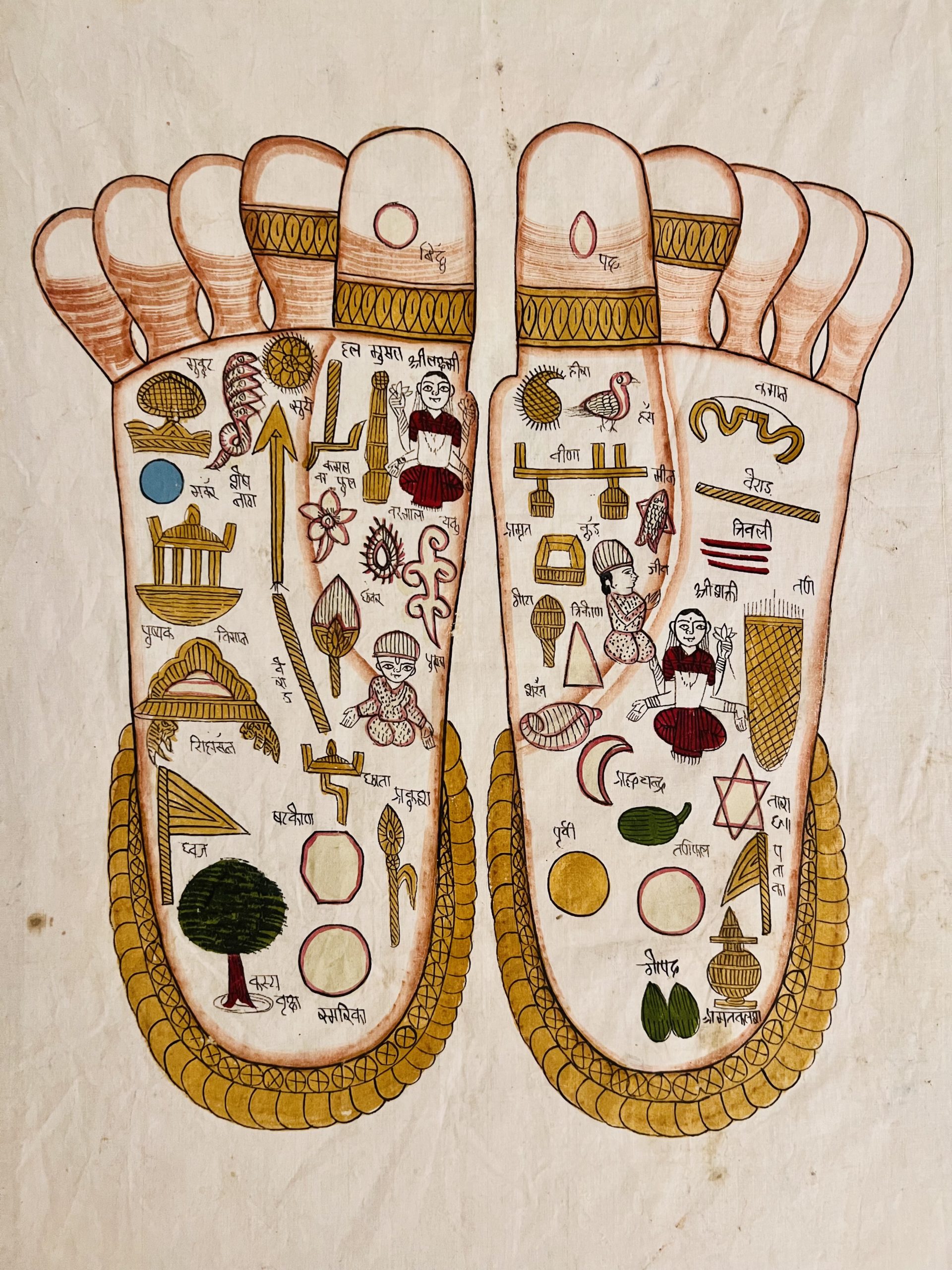 Peinture traditionnelle indienne des pieds de Vishnu ornés de symboles sacrés et d'écritures anciennes, considérés comme les précurseurs ancestraux des cartographies de la réflexologie plantaire